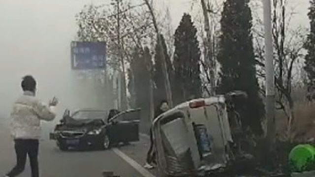 两辆汽车相撞后漏油，路过司机掉头救援被撞车辆，前后差不多20人帮忙