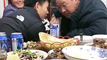 过年的饭局上，老公又在和爸爸说悄悄话…