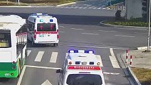 “靠边！让120急救车先走！”高速交警声嘶力竭“吼”出生命通道，护送脑溢血病人就医……