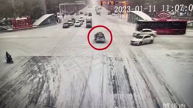 出租车闯红灯，导致多车受损