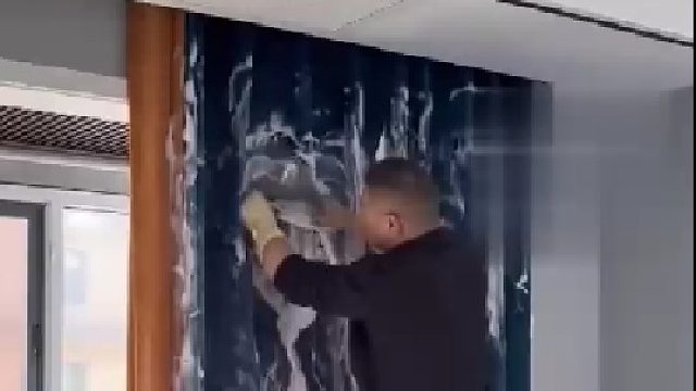 男子有严重的洁癖，总是把家里收拾的干干净净