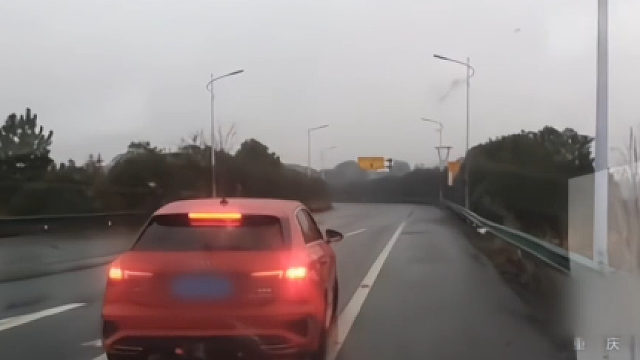 女子带俩孩子高速逆行 ，多次刹车试图掉头。民警：让你开回家真不放心，扣12分！