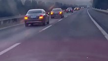 高速上看到前面的车打着双闪，又没有上雾，不知道是什么意思