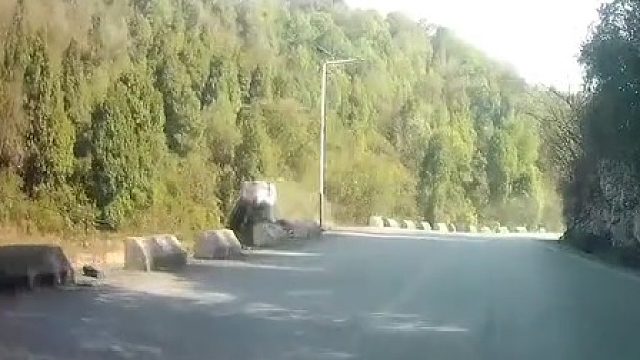 还不赶紧帮忙救人