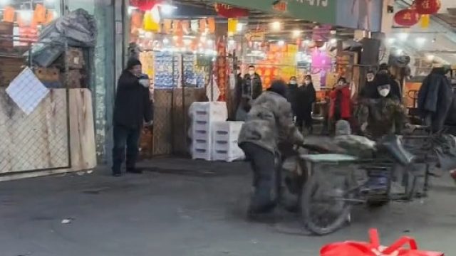 三轮车失控后原地转圈，网友：笑着笑着就哭了