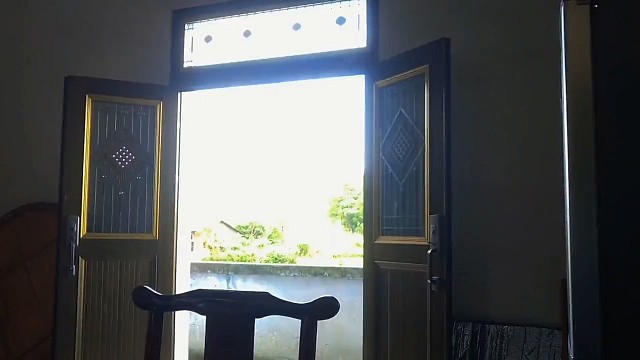 本想拍门外的景，可是我爸……