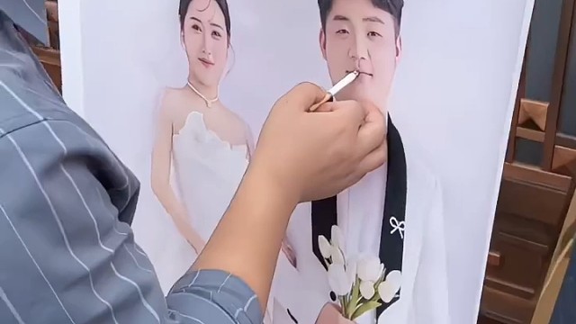 男子参加朋友婚礼，却恶搞婚礼海报
