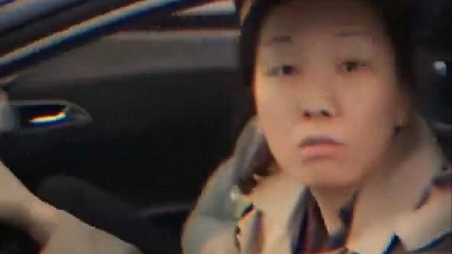 女子开车超载被交警拦截，她的回答令人大吃一惊