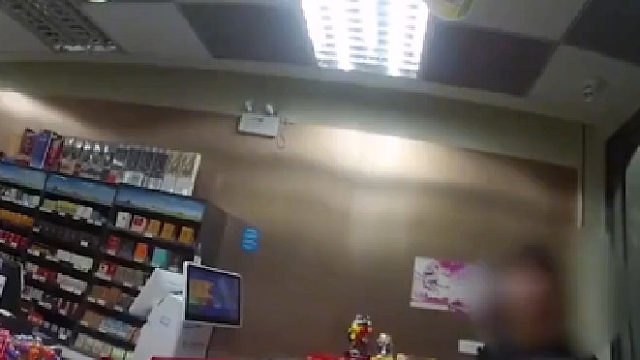 小伙抢劫，自己报警称外面生活太累了，想进去坐一会