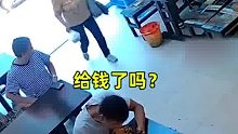 大妈买粉找时机欲逃单，商家气愤直接将其叫回，得知她不易便心软免单！