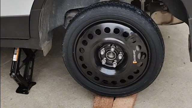 为啥给小车配个三轮车轮胎