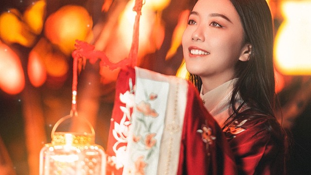 提灯笼的女孩祝大家新年快乐！Model:冰冰