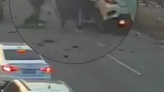 惊险！小轿车撞上护栏，不到2分钟爆燃，路过民警和群众合力救回一条命！