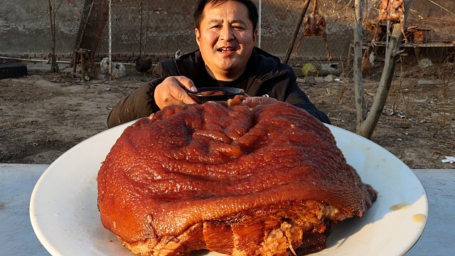 25元买一个大肘子，做个“扣碗肘子”，一炸二炖三蒸，真香呀