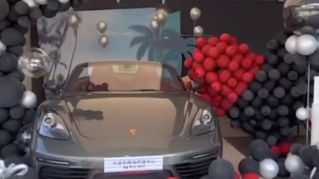 男子买了一台保时捷，开了一年油都是满的！