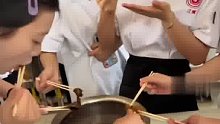烹饪专业学生带碗上课 “食堂我们是不会去的。”