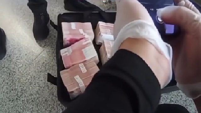 男子为给工人发工资带60万现金乘坐高铁铁警全程护送