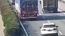 两辆大货车夹缝中强行超车，小轿车高速上被撞飞。司机：我觉得能超过去