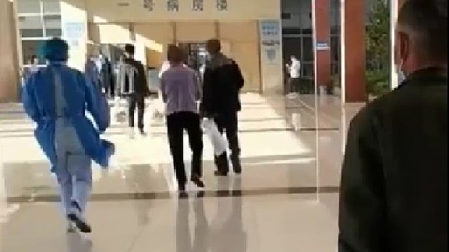 护士偶然发现奶奶衣着单薄，一路小跑追上去帮她披衣服