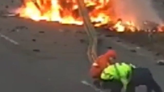 轿车高速行驶撞上护栏 ，不到2分钟车辆爆燃！民警与周围群众冒着生命危险，合力将车主救出