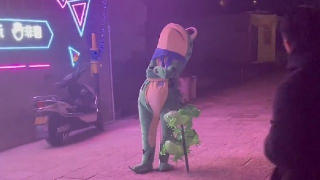 原来青蛙也怕狗啊