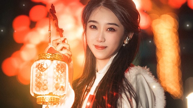 提灯笼的可爱女孩小楠祝大家新年快乐！