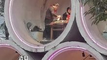 重庆人在水泥管道里就餐，继防空洞后又“吃”起了管道。网友：这才是真的下“管子”