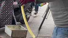 快乐制造机！摊主街头摆摊做花型米泡赠路人