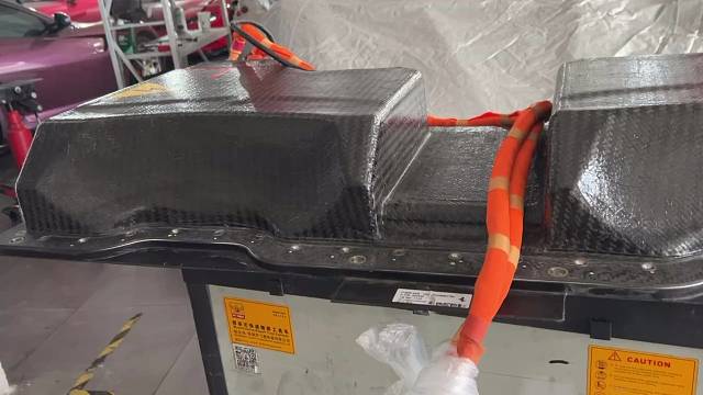 开工大吉，又一台法拉利拉发维修中