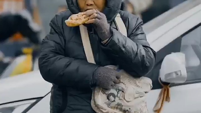 钱是照妖镜，也是良心尺，穷时见人心，富时