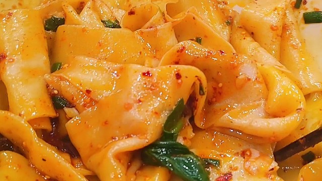 来西安，就应该die一碗老陕的裤带面，味道聊咋咧