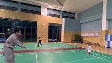 29个月大萌娃打羽毛球 ，有模有样，与大人对拉练球