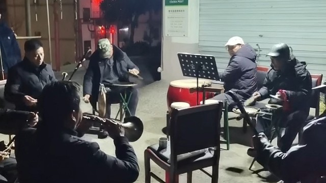 想比近几年，今年热闹多了烟花龙灯乡土音乐这才是过年元宵该有的气氛吧