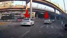 错过高架入口，两车同时变道