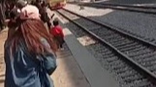 女子为拍火车进站带孩子越过黄线