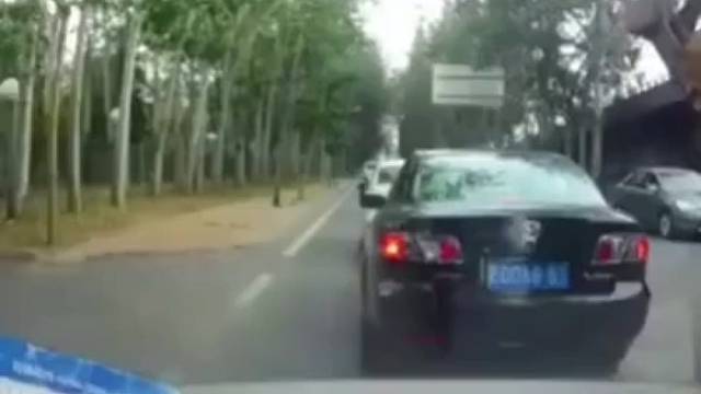 你这么加塞很容易挨揍的知道吗？