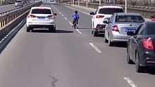 幼童误入滚滚车流，众司机纷纷主动守护#暖心的一幕