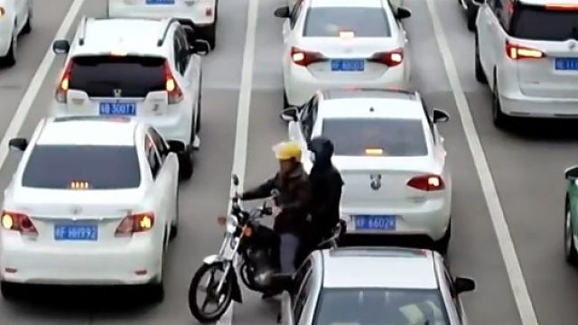 很危险！切勿随意穿行