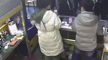 两男子盗窃手机店涉案金额10几万，结果销赃到被盗手机店分店