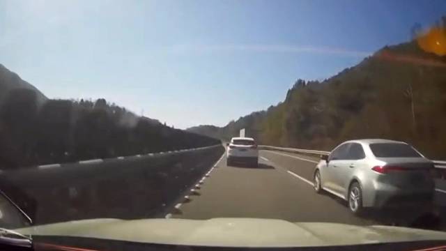 “见缝插针”式变道危害大