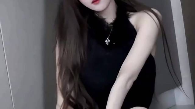 “我很懒下次花开别喊我去看
世间太多试探花开不是幸运
花从未开才让我心安”