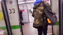 抄近路新思路！男子在地铁站换线乘车，网友：跑慢了就被中间那趟带走了