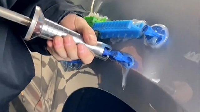 福特野马车身被撞凹陷，不用担心做个凹陷修复，无损原厂车漆！