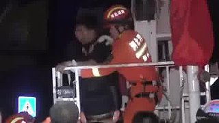 男子因醉酒攀爬电线杆，救援时该男子做俯卧撑表演杂技