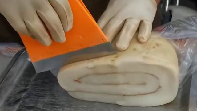 女子录下买小吃被坑全过程，网友：全程都是“小动作” ​