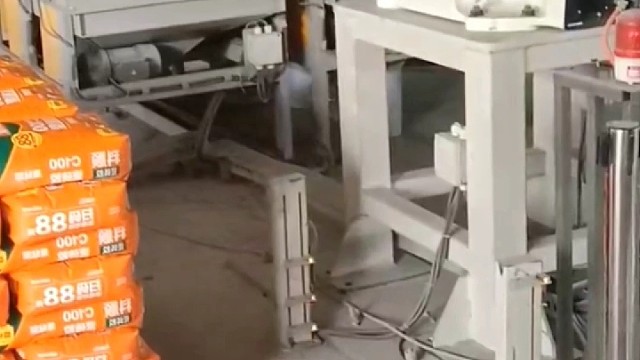 机器的生产方式是现代工业最本质的特征。#码垛机器人#码垛机