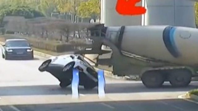 小车与泥头车跟车距离过近，在路口被拐带险些侧翻