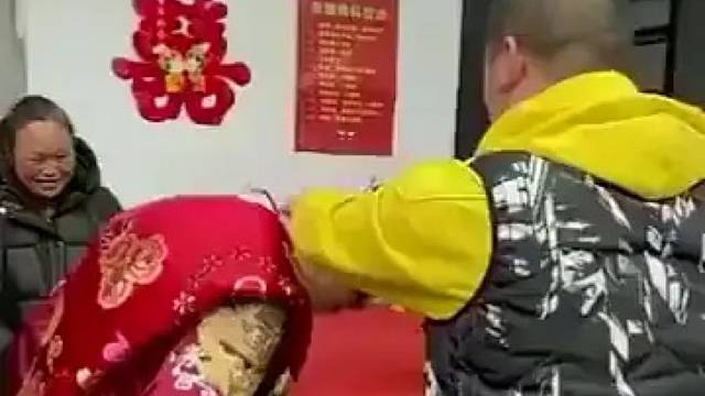 这是哪里的风俗这新郎也是真的能忍