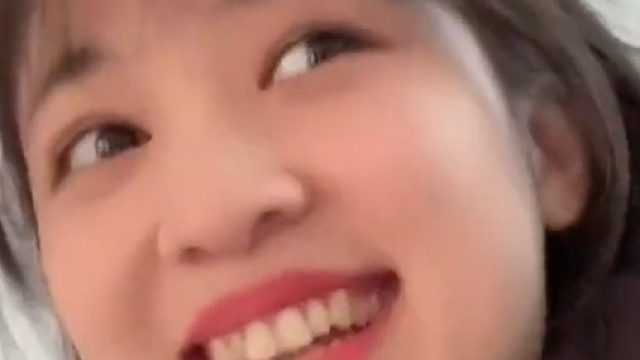 大学生回村后的撕伞现状，看着挺文静的一女生，撕伞太猛了吧！