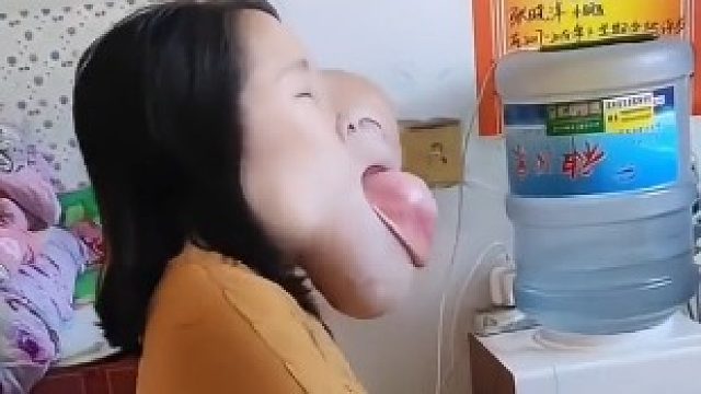 自己活的一地鸡毛，却见不得这人间疾苦